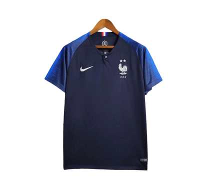 https://cdn.shopify.com/s/files/1/0826/7228/8075/files/2018-france-world-cup-home-retro-jersey-645721.webp?v=1741198513