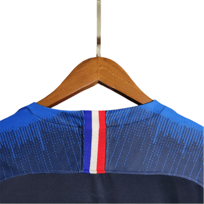 https://cdn.shopify.com/s/files/1/0826/7228/8075/files/2018-france-world-cup-home-retro-jersey-916672.webp?v=1741198515
