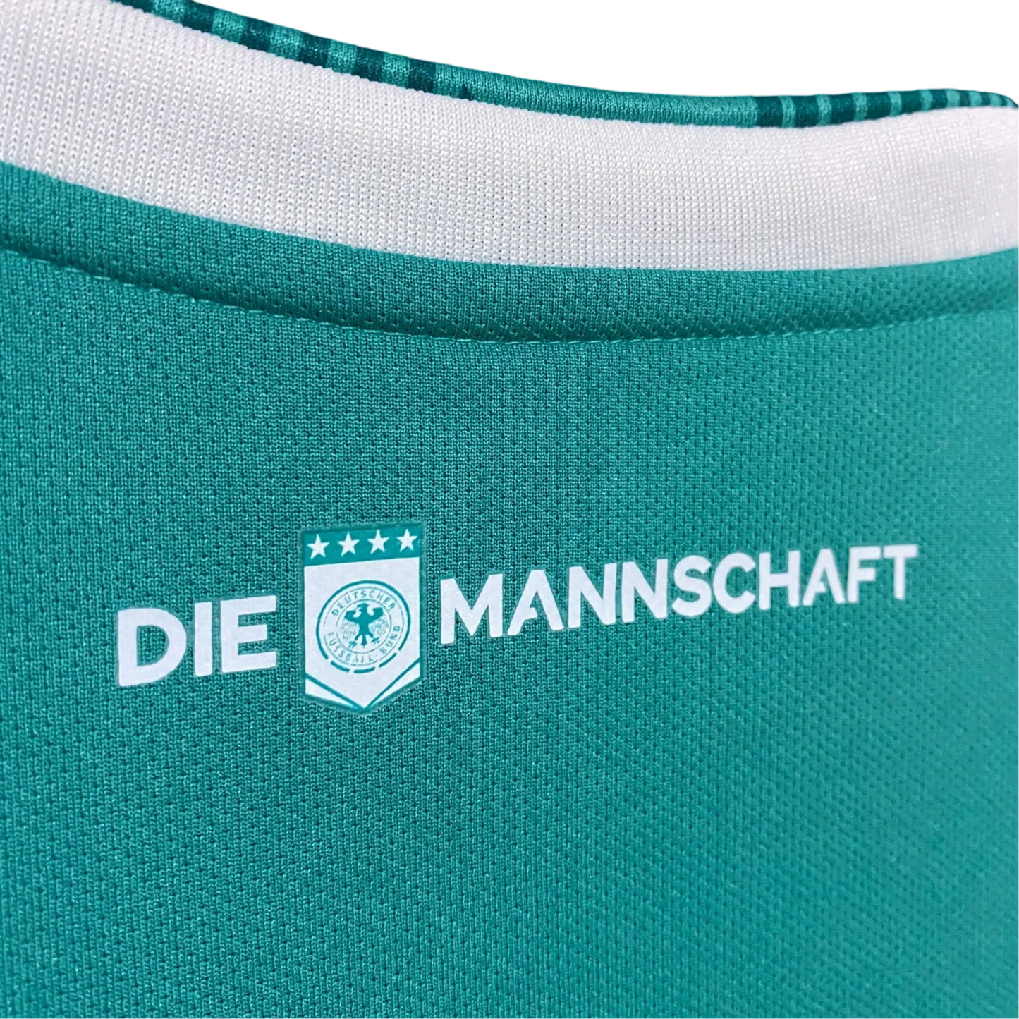 https://cdn.shopify.com/s/files/1/0826/7228/8075/files/2018-germany-away-retro-kit-341198.webp?v=1741197050