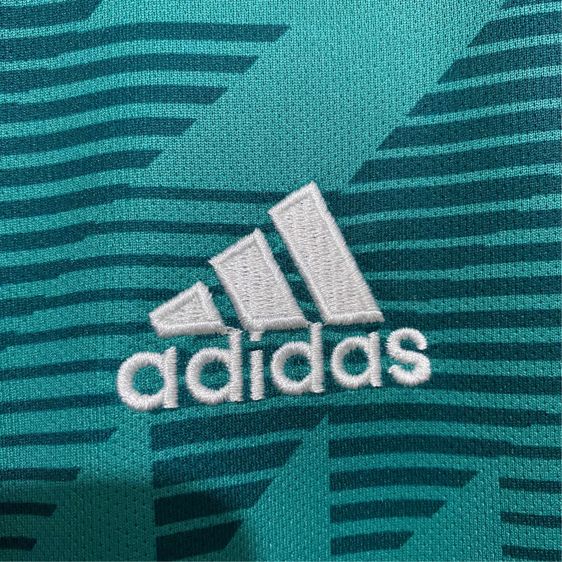 https://cdn.shopify.com/s/files/1/0826/7228/8075/files/2018-germany-away-retro-kit-393056.webp?v=1741197052