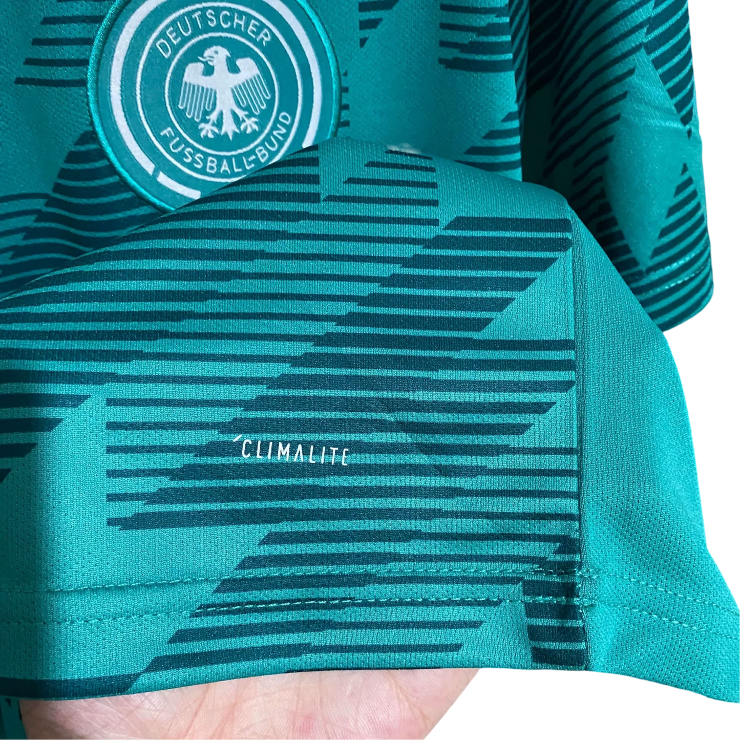 https://cdn.shopify.com/s/files/1/0826/7228/8075/files/2018-germany-away-retro-kit-959302.webp?v=1741197052