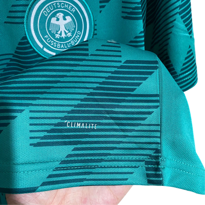 https://cdn.shopify.com/s/files/1/0826/7228/8075/files/2018-germany-away-retro-kit-959302.webp?v=1741197052