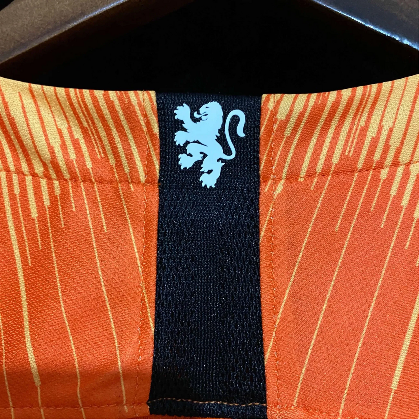 https://cdn.shopify.com/s/files/1/0826/7228/8075/files/2018-netherlands-home-retro-kit-220873.webp?v=1741197042