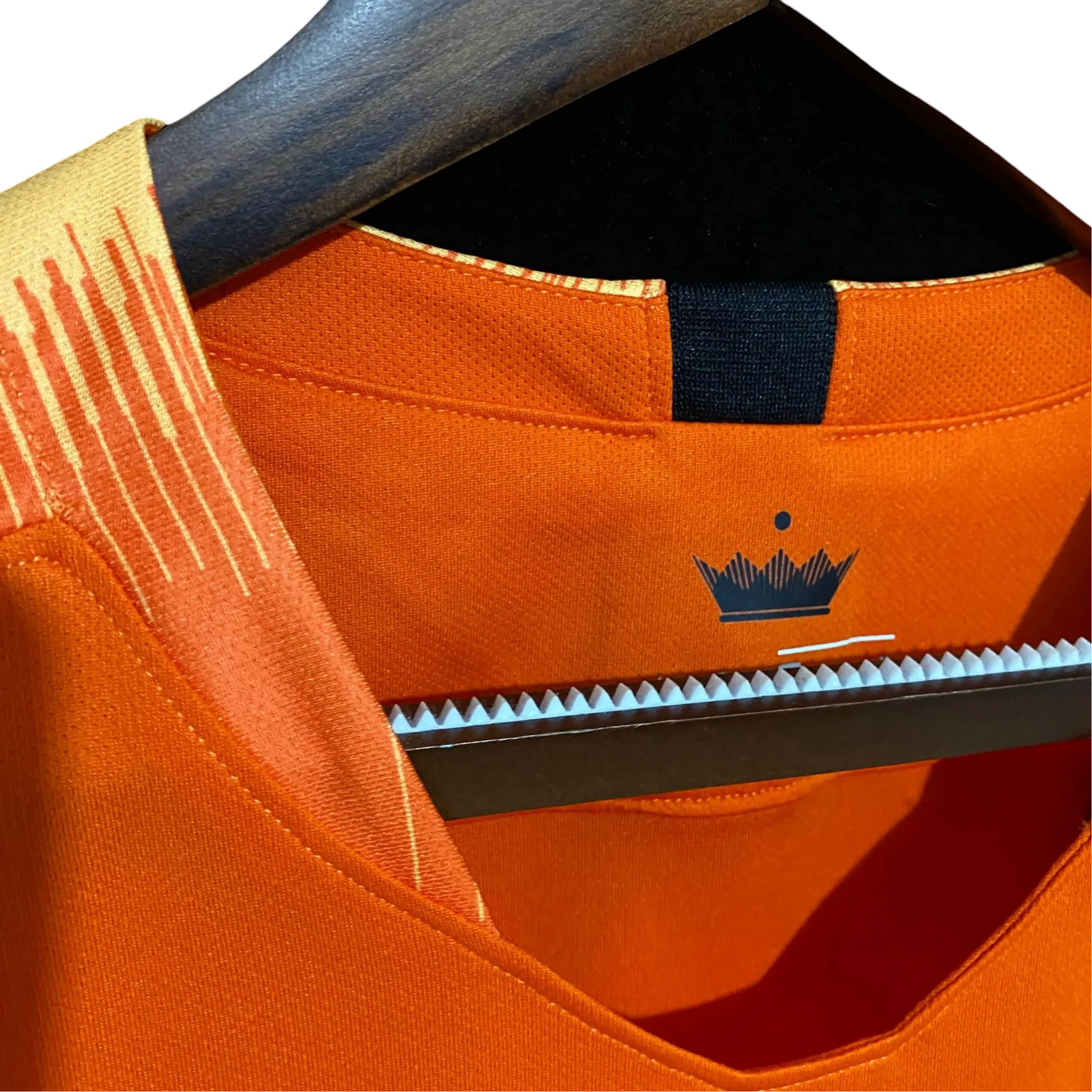 https://cdn.shopify.com/s/files/1/0826/7228/8075/files/2018-netherlands-home-retro-kit-509884.webp?v=1741197043
