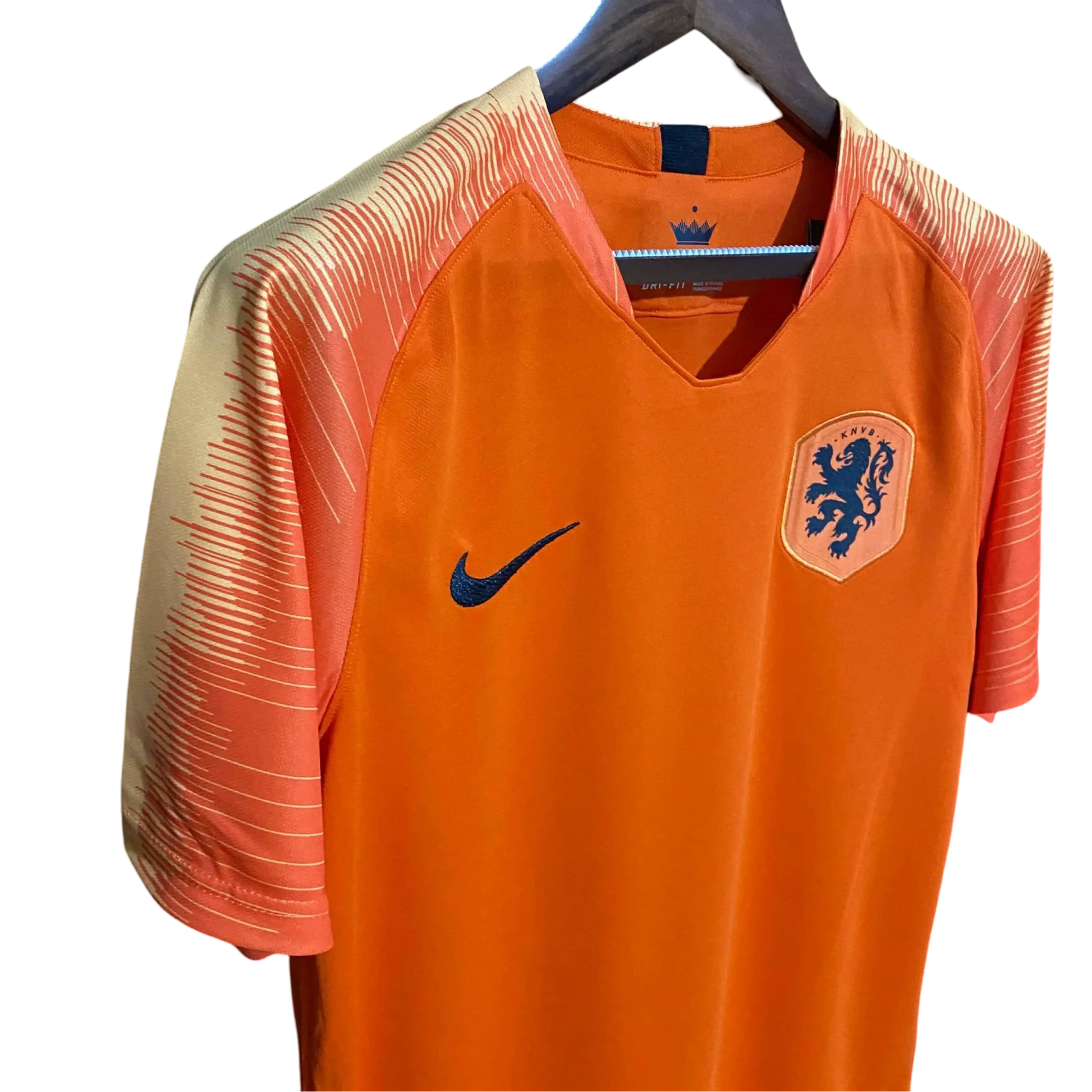 https://cdn.shopify.com/s/files/1/0826/7228/8075/files/2018-netherlands-home-retro-kit-992684.webp?v=1741197043