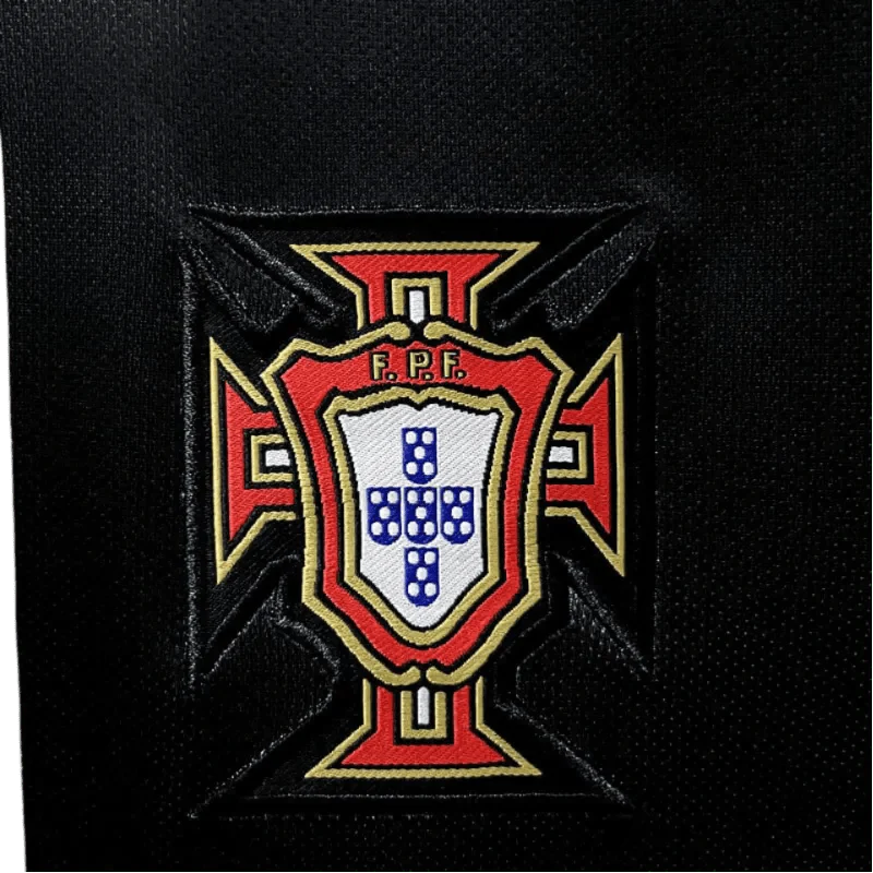 https://cdn.shopify.com/s/files/1/0826/7228/8075/files/2018-portugal-pre-match-training-retro-kit-572998.webp?v=1741197025