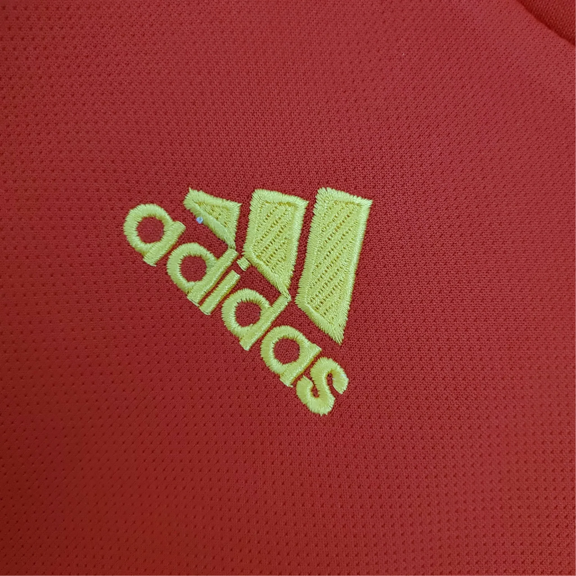https://cdn.shopify.com/s/files/1/0826/7228/8075/files/2018-spain-home-retro-kit-247700.webp?v=1741197187