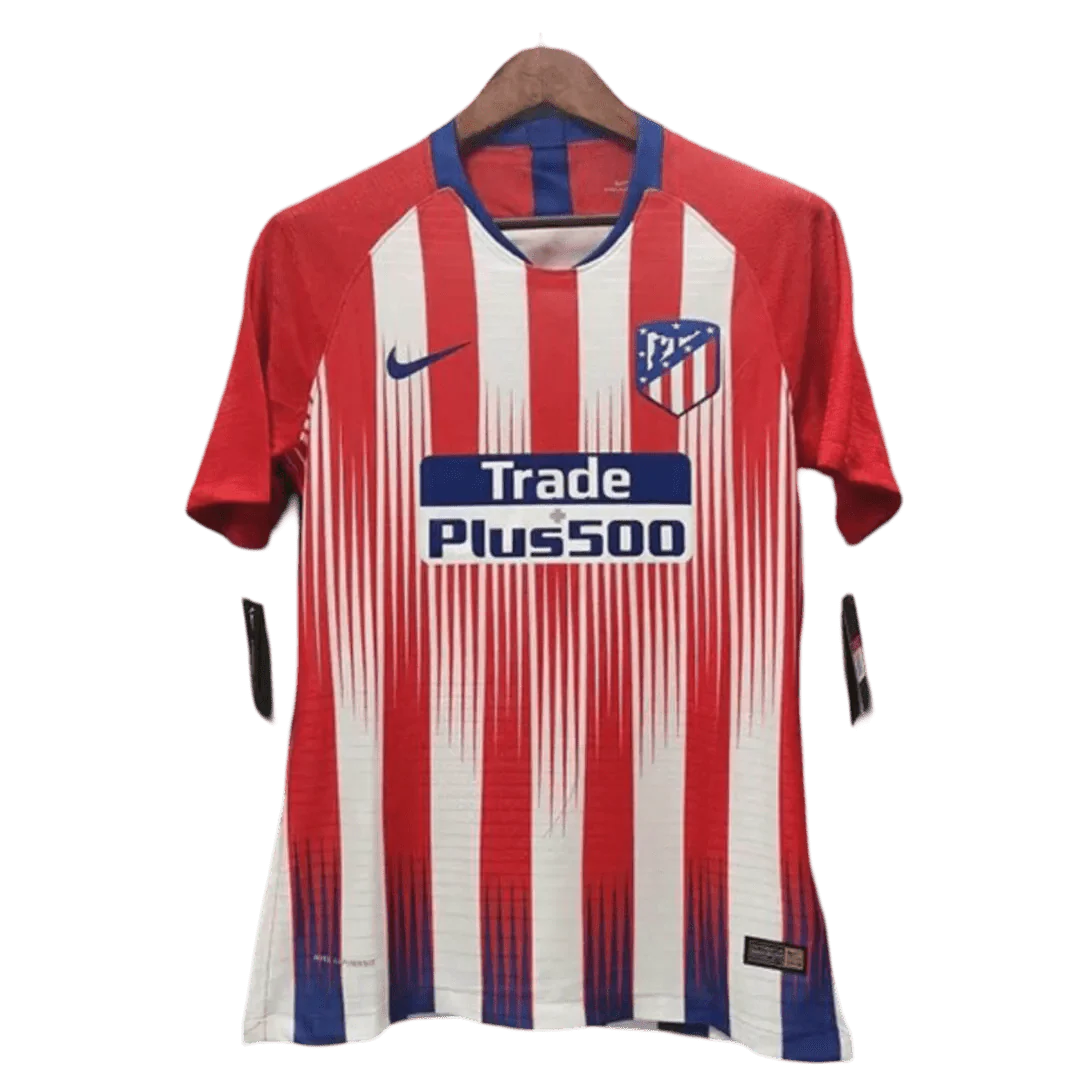 https://cdn.shopify.com/s/files/1/0826/7228/8075/files/20182019-atletico-madrid-plus500-home-vapormatch-retro-kit-classickits433-140981.webp?v=1741198277