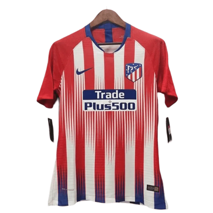 https://cdn.shopify.com/s/files/1/0826/7228/8075/files/20182019-atletico-madrid-plus500-home-vapormatch-retro-kit-classickits433-140981.webp?v=1741198277