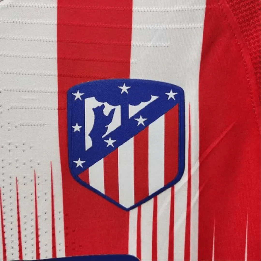 https://cdn.shopify.com/s/files/1/0826/7228/8075/files/20182019-atletico-madrid-plus500-home-vapormatch-retro-kit-classickits433-308270.webp?v=1741198278