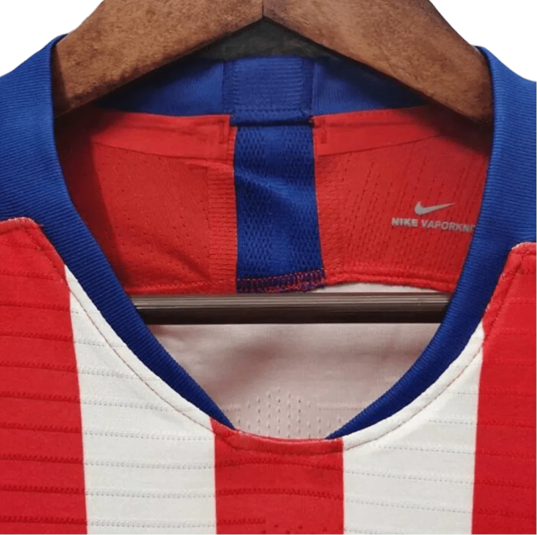 https://cdn.shopify.com/s/files/1/0826/7228/8075/files/20182019-atletico-madrid-plus500-home-vapormatch-retro-kit-classickits433-877449.webp?v=1741198278