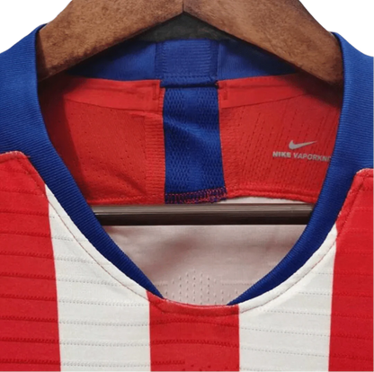 https://cdn.shopify.com/s/files/1/0826/7228/8075/files/20182019-atletico-madrid-plus500-home-vapormatch-retro-kit-classickits433-877449.webp?v=1741198278