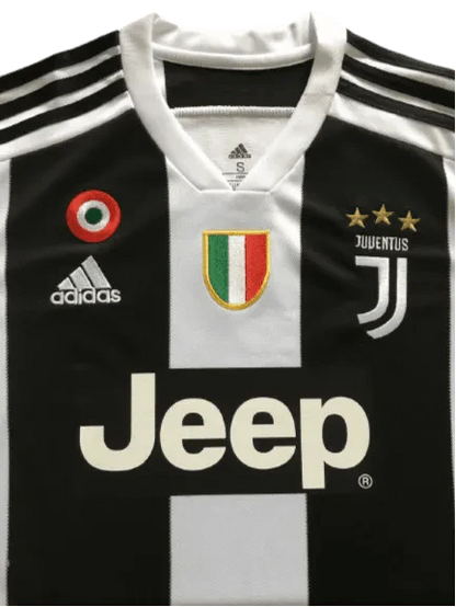 https://cdn.shopify.com/s/files/1/0826/7228/8075/files/20182019-juventus-jeep-home-retro-kit-934629.webp?v=1741197182