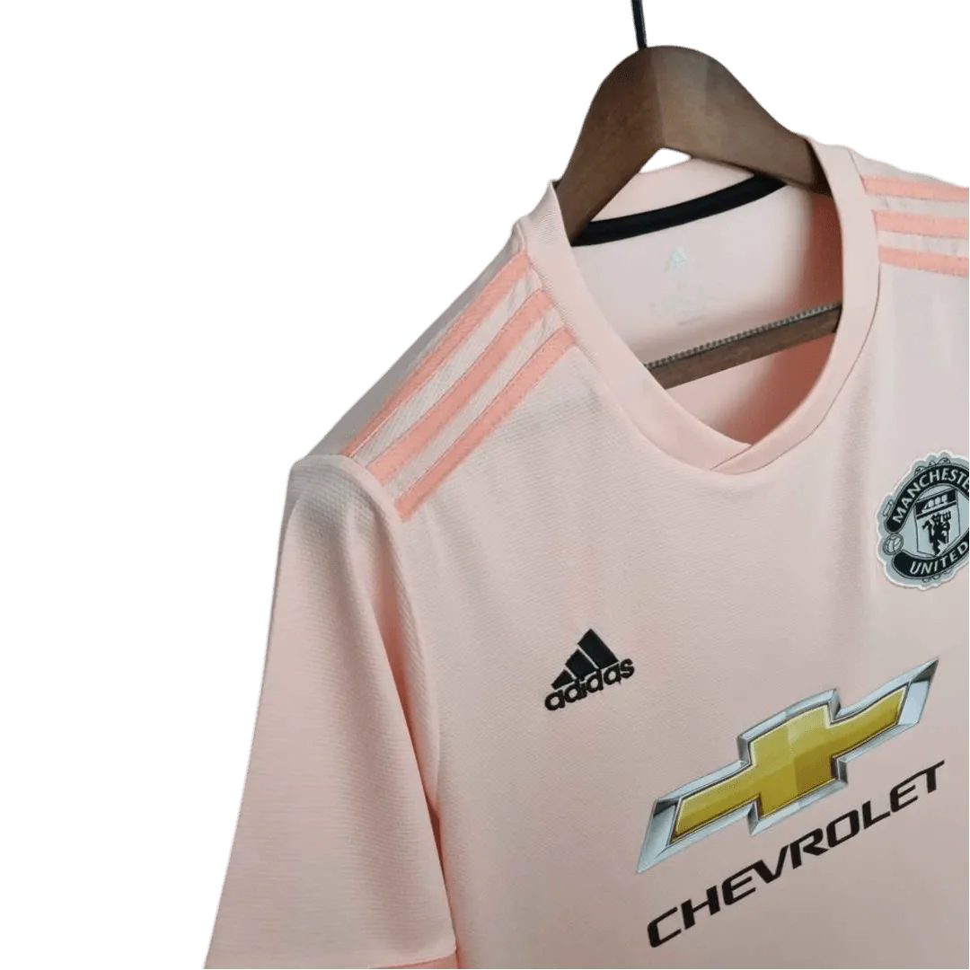https://cdn.shopify.com/s/files/1/0826/7228/8075/files/20182019-manchester-united-chevrolet-away-retro-kit-classickits433-382934.webp?v=1741197744