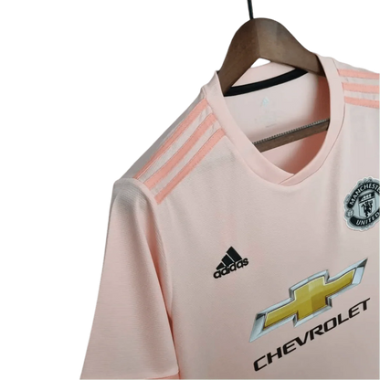 https://cdn.shopify.com/s/files/1/0826/7228/8075/files/20182019-manchester-united-chevrolet-away-retro-kit-classickits433-382934.webp?v=1741197744
