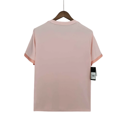 https://cdn.shopify.com/s/files/1/0826/7228/8075/files/20182019-manchester-united-chevrolet-away-retro-kit-classickits433-385870.webp?v=1741197742