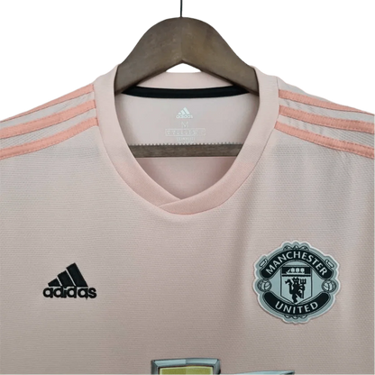 https://cdn.shopify.com/s/files/1/0826/7228/8075/files/20182019-manchester-united-chevrolet-away-retro-kit-classickits433-723620.webp?v=1741197746