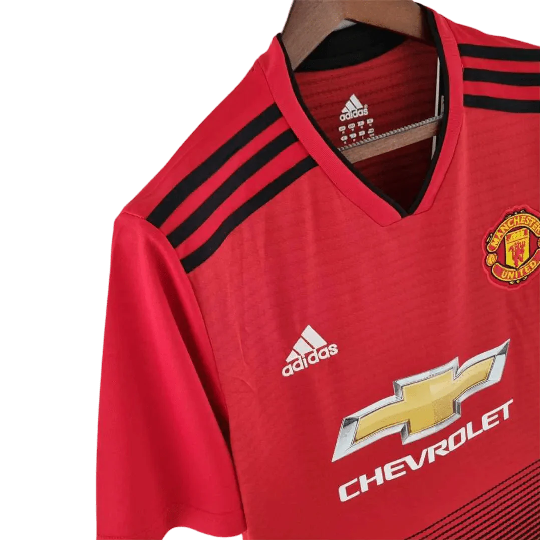https://cdn.shopify.com/s/files/1/0826/7228/8075/files/20182019-manchester-united-chevrolet-home-retro-kit-classickits433-789842.webp?v=1741197616