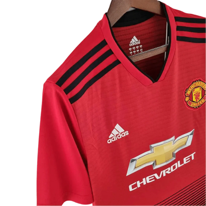 https://cdn.shopify.com/s/files/1/0826/7228/8075/files/20182019-manchester-united-chevrolet-home-retro-kit-classickits433-789842.webp?v=1741197616