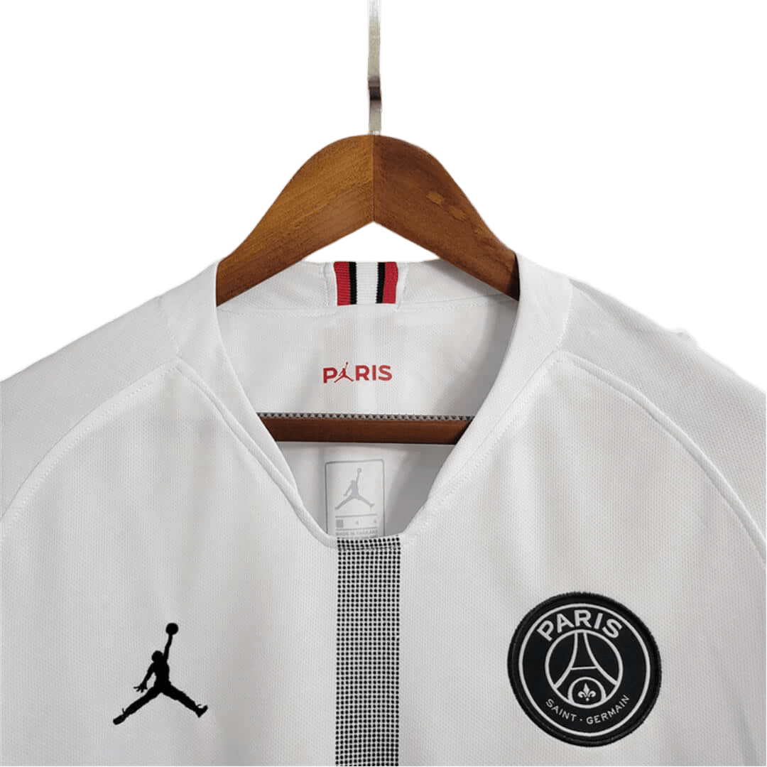 https://cdn.shopify.com/s/files/1/0826/7228/8075/files/20182019-paris-saint-germain-fly-emirates-white-champions-league-retro-kit-long-sleeve-340679.png?v=1741197871