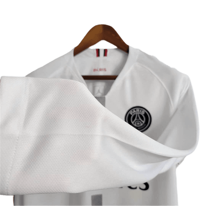 https://cdn.shopify.com/s/files/1/0826/7228/8075/files/20182019-paris-saint-germain-fly-emirates-white-champions-league-retro-kit-long-sleeve-745540.png?v=1741197865