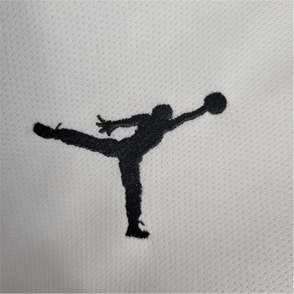 https://cdn.shopify.com/s/files/1/0826/7228/8075/files/20182019-paris-saint-germain-fly-emirates-white-champions-league-retro-kit-long-sleeve-920260.png?v=1741197868
