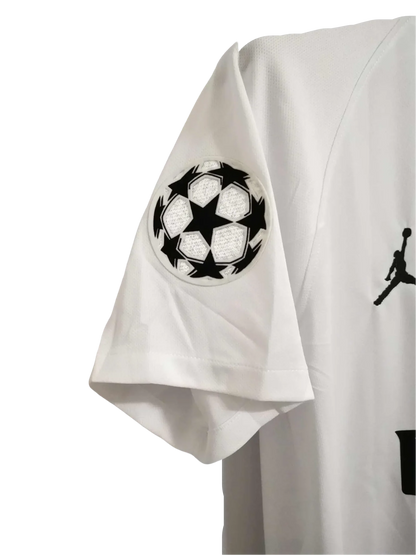https://cdn.shopify.com/s/files/1/0826/7228/8075/files/20182019-paris-saint-germain-x-jordan-fly-emirates-white-retro-jersey-481688.webp?v=1741197996