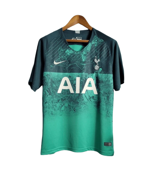 https://cdn.shopify.com/s/files/1/0826/7228/8075/files/20182019-tottenham-hotspur-aia-green-third-retro-kit-classickits433-722296.webp?v=1741199152