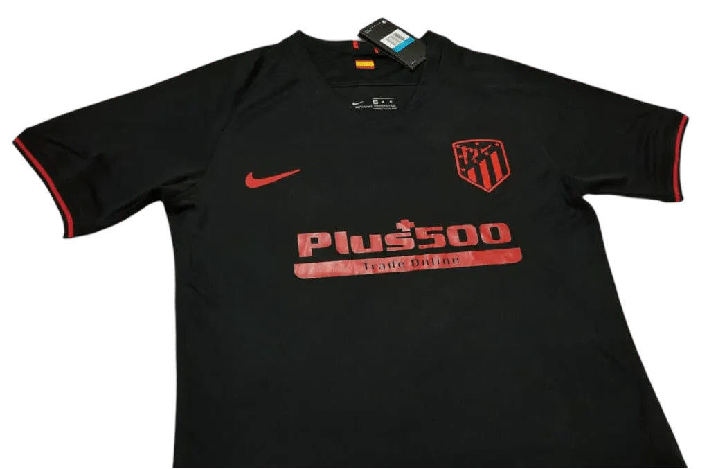 https://cdn.shopify.com/s/files/1/0826/7228/8075/files/20192020-atletico-madrid-plus500-away-black-retro-kit-classickits433-172290.webp?v=1741198274