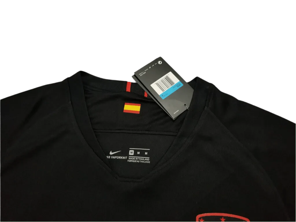 https://cdn.shopify.com/s/files/1/0826/7228/8075/files/20192020-atletico-madrid-plus500-away-black-retro-kit-classickits433-323123.webp?v=1741198273