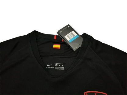 https://cdn.shopify.com/s/files/1/0826/7228/8075/files/20192020-atletico-madrid-plus500-away-black-retro-kit-classickits433-323123.webp?v=1741198273