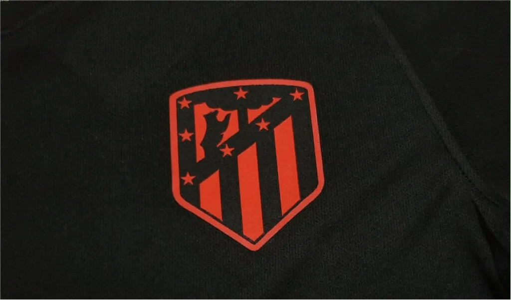 https://cdn.shopify.com/s/files/1/0826/7228/8075/files/20192020-atletico-madrid-plus500-away-black-retro-kit-classickits433-457056.webp?v=1741198272