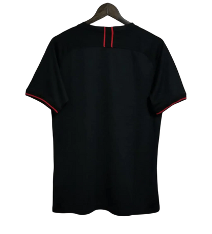 https://cdn.shopify.com/s/files/1/0826/7228/8075/files/20192020-atletico-madrid-plus500-away-black-retro-kit-classickits433-786089.webp?v=1741198339