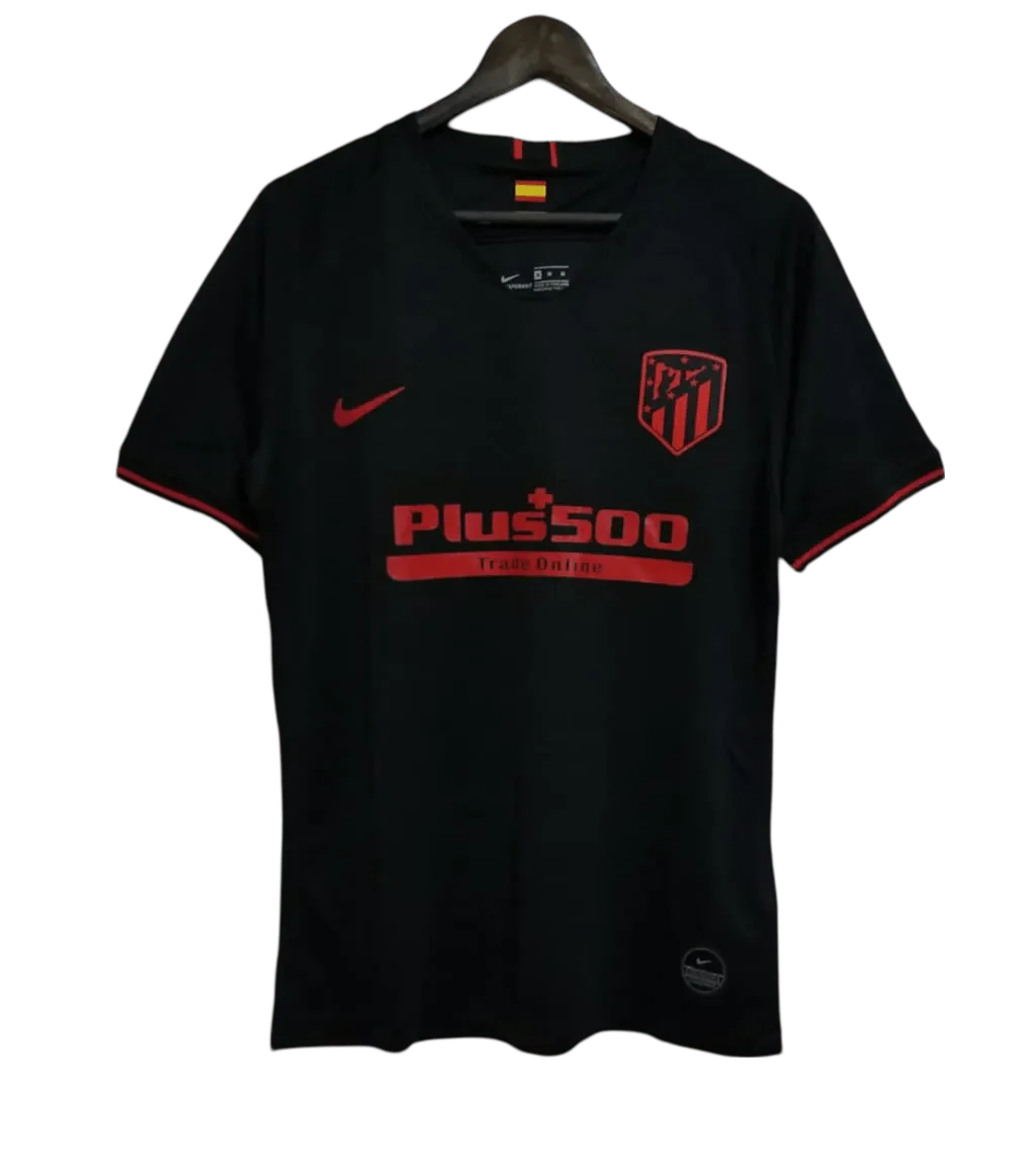 https://cdn.shopify.com/s/files/1/0826/7228/8075/files/20192020-atletico-madrid-plus500-away-black-retro-kit-classickits433-807607.webp?v=1741198272