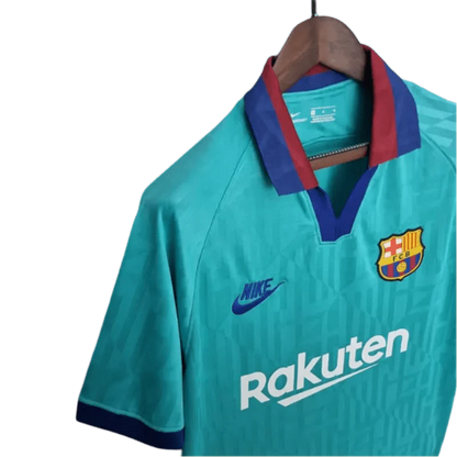 https://cdn.shopify.com/s/files/1/0826/7228/8075/files/20192020-fc-barcelona-rakuten-third-away-retro-kit-classickits433-265019.webp?v=1741197552