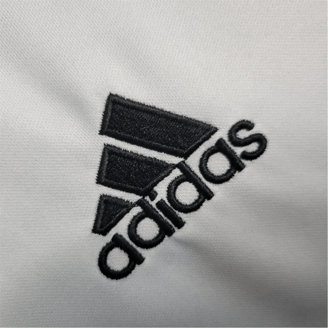 https://cdn.shopify.com/s/files/1/0826/7228/8075/files/20192020-juventus-jeep-home-retro-kit-283980.webp?v=1741197290