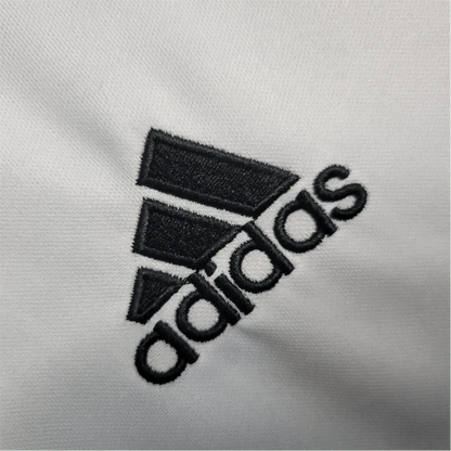https://cdn.shopify.com/s/files/1/0826/7228/8075/files/20192020-juventus-jeep-home-retro-kit-283980.webp?v=1741197290