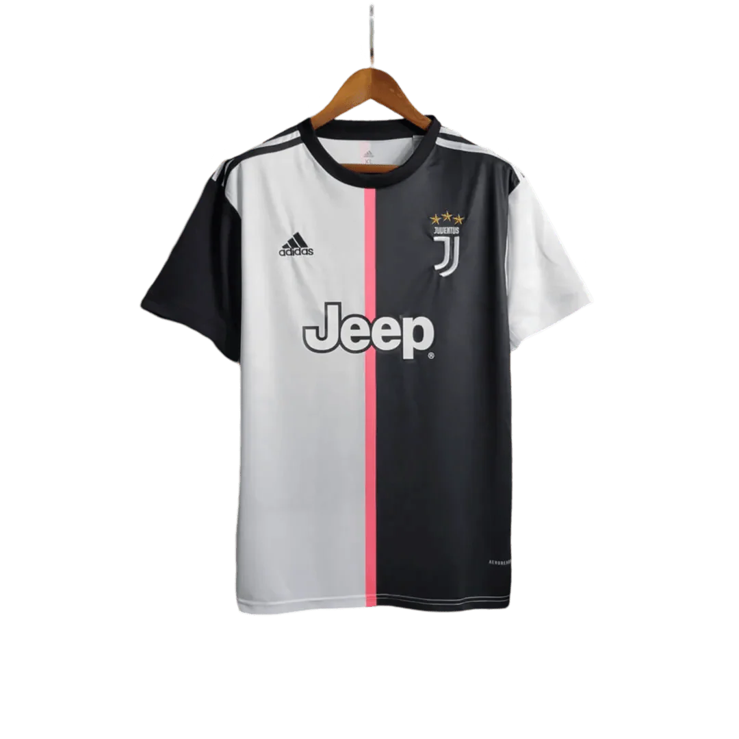 https://cdn.shopify.com/s/files/1/0826/7228/8075/files/20192020-juventus-jeep-home-retro-kit-385927.webp?v=1741197287