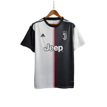 https://cdn.shopify.com/s/files/1/0826/7228/8075/files/20192020-juventus-jeep-home-retro-kit-385927.webp?v=1741197287