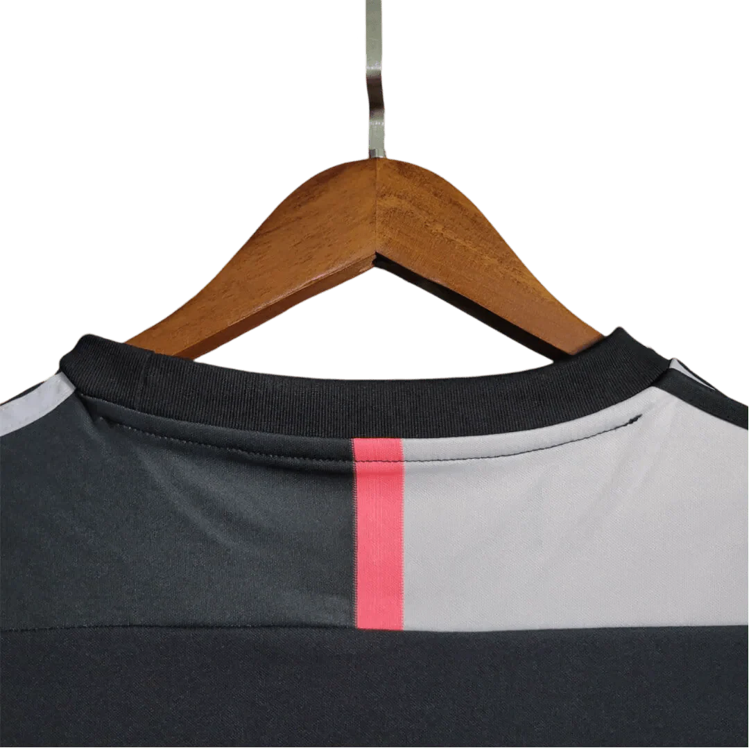 https://cdn.shopify.com/s/files/1/0826/7228/8075/files/20192020-juventus-jeep-home-retro-kit-412293.webp?v=1741197289