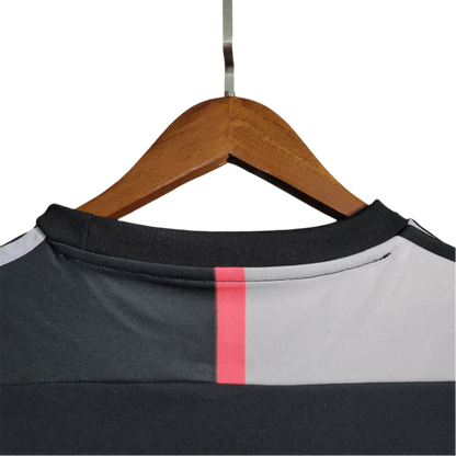 https://cdn.shopify.com/s/files/1/0826/7228/8075/files/20192020-juventus-jeep-home-retro-kit-412293.webp?v=1741197289