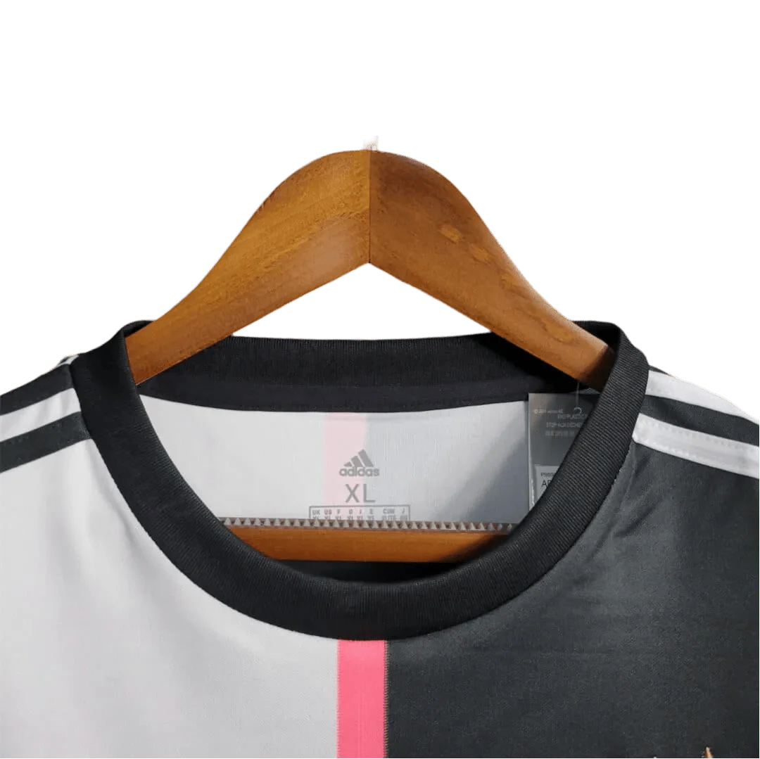 https://cdn.shopify.com/s/files/1/0826/7228/8075/files/20192020-juventus-jeep-home-retro-kit-545185.webp?v=1741197290