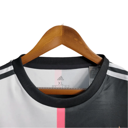 https://cdn.shopify.com/s/files/1/0826/7228/8075/files/20192020-juventus-jeep-home-retro-kit-545185.webp?v=1741197290