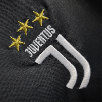 https://cdn.shopify.com/s/files/1/0826/7228/8075/files/20192020-juventus-jeep-home-retro-kit-712064.webp?v=1741197291