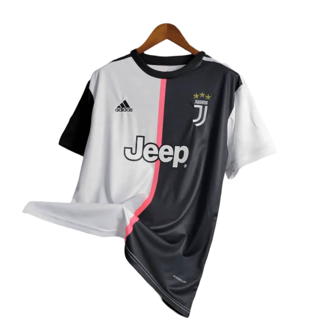 https://cdn.shopify.com/s/files/1/0826/7228/8075/files/20192020-juventus-jeep-home-retro-kit-870186.webp?v=1741197290