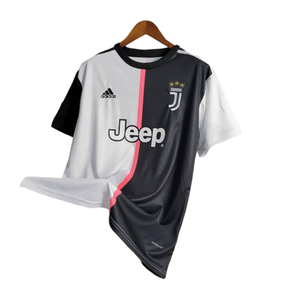 https://cdn.shopify.com/s/files/1/0826/7228/8075/files/20192020-juventus-jeep-home-retro-kit-870186.webp?v=1741197290