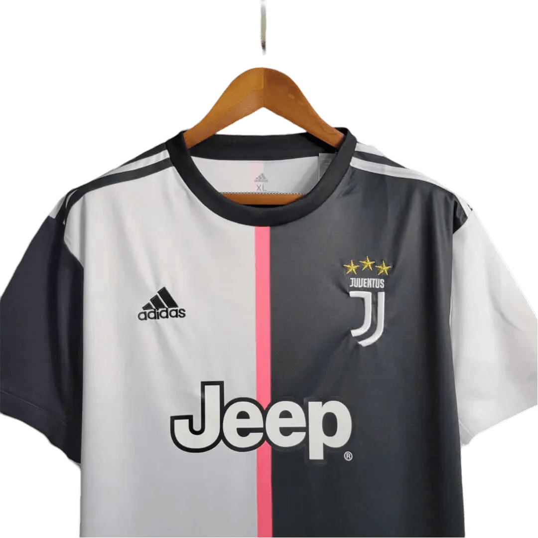 https://cdn.shopify.com/s/files/1/0826/7228/8075/files/20192020-juventus-jeep-home-retro-kit-894685.webp?v=1741197289