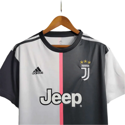 https://cdn.shopify.com/s/files/1/0826/7228/8075/files/20192020-juventus-jeep-home-retro-kit-894685.webp?v=1741197289