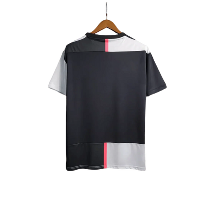 https://cdn.shopify.com/s/files/1/0826/7228/8075/files/20192020-juventus-jeep-home-retro-kit-929251.webp?v=1741197290