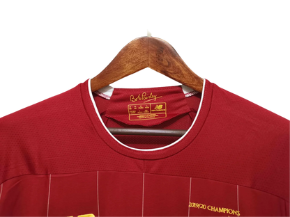 https://cdn.shopify.com/s/files/1/0826/7228/8075/files/20192020-liverpooi-standard-chartered-epl-champion-version-home-retro-kit-classickits433-228944.webp?v=1741197841